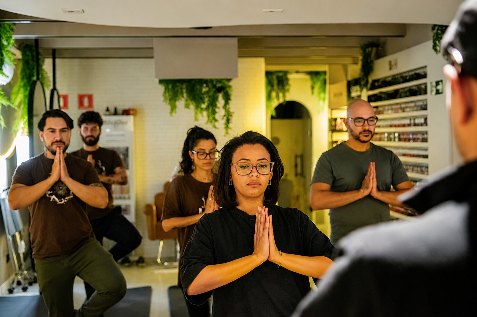 Profissionais em prática de yoga em ambiente corporativo